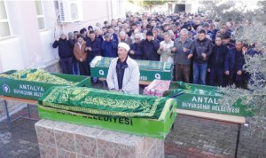 serit-ihlali-yapan-kamyon-4-kisilik-aileyi-yok-8063125_4022_m