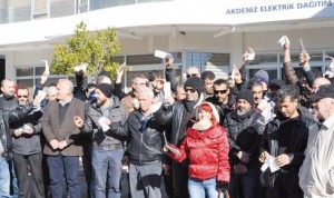 ALANYA'DA SOSYAL MEDYA ÜZERİNDEN ÖRGÜTLENEN BİR GRUP VATANDAŞ, YETKİLİLERDEN YÜKSEK ELEKTRİK FATURALARINA ÇÖZÜM BULMALARINI İSTEDİ. (İHA/ANTALYA-İHA)