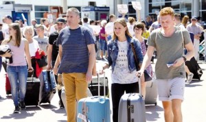 MOSKOVA- ANTALYA SEFERINI GERCEKLESTIREN VE 189 YOLCU TASIYAN UCAK, BUGUN ANTALYA HAVALIMANI'NA INDI.(FOTO:MEHMET CINAR/ANTALYA-DHA)