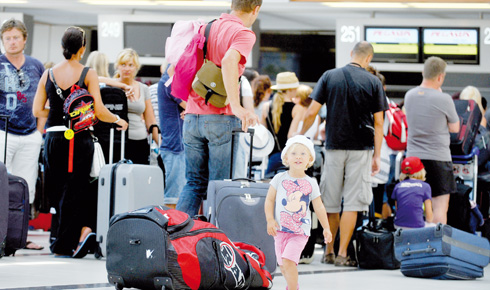 ANTALYA'YA HAVAYOLUYLA GELEN TURIST SAYISI GECEN YILIN AYNI  DONEMINE GORE YUZDE 13 ARTARAK 6 MILYON 471 BIN 323 OLDU (ANADOLU AJANSI - SEFA KARACAN) (20110808)