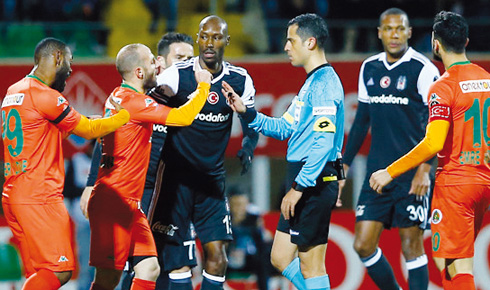 Spor Toto Süper Lig'de 18. haftanın son maçında Aytemiz Alanyaspor ile Beşiktaş, Bahçeşehir Okulları Arena'da karşılaştı. Beşiktaş oyuncusu Atiba Hutchinson (sol 3 ) ve Alanyasporlu futbolcular  hakeme itiraz etti.  ( Mustafa Çiftçi - Anadolu Ajansı )