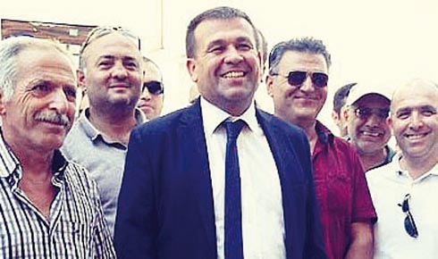 sabri-tos-adayligini-sokakta-acikladi_570