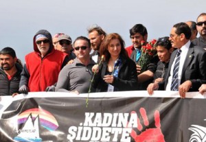 305174-GOKYUZUNDEN-KADINA-SIDDETE-HAYIR-DEDILER