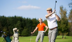 Älteres Paar beim Golfen