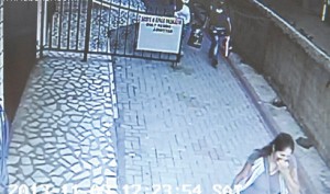 hirsizlik-zanlisi-kadinlar-kamerada-5329787_o