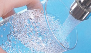 musluktan-akan-su-cildinize-zarar-veriyor