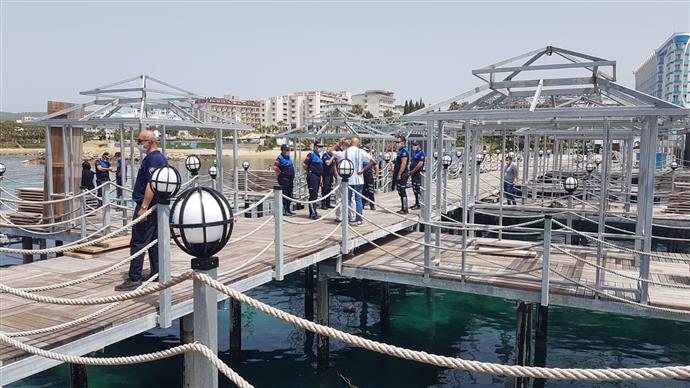 ALANYA BELEDİYESİ İSKELEDEKİ KAÇAK YAPIYI YIKTI ALANYA BELEDİYESİ İSKELEDEKİ KAÇAK YAPIYI YIKTI