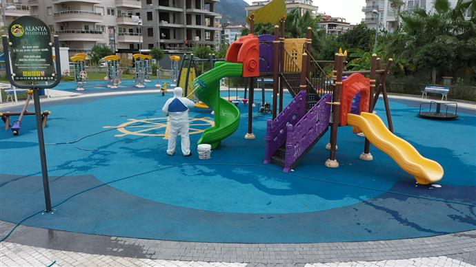ALANYA BELEDİYESİ PARK VE MESİRE ALANLARINI DEZENFEKTE EDİYOR ALANYA BELEDİYESİ PARK VE MESİRE ALANLARINI DEZENFEKTE EDİYOR