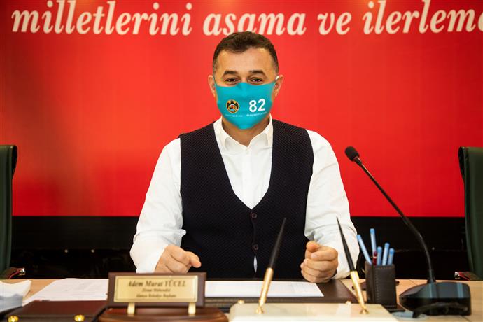 BAŞKAN YÜCEL 82 TEMALI MASKE İLE 2021 YILI İÇİN “İL OLMA” MESAJI VERDİ BAŞKAN YÜCEL 82 TEMALI MASKE İLE 2021 YILI İÇİN “İL OLMA” MESAJI VERDİ