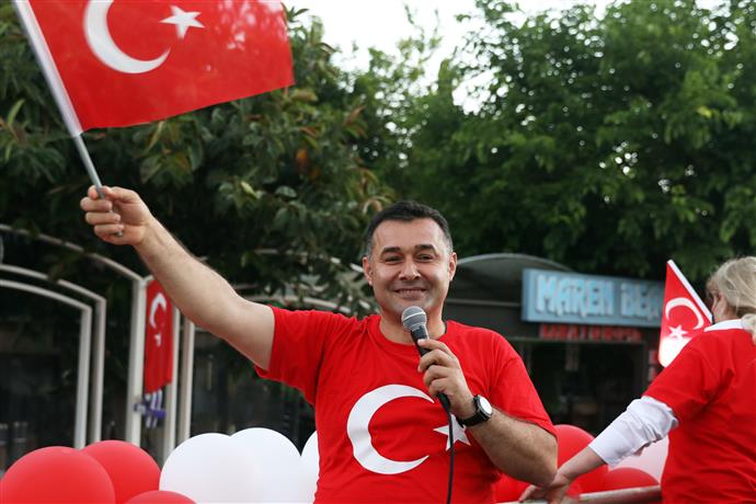 BAŞKAN YÜCEL 19 MAYIS HEYECANINI EVLERE TAŞIDI ARAÇ KONVOYU İLE VATANDAŞLARIN BAYRAMINI KUTLADI BAŞKAN YÜCEL 19 MAYIS HEYECANINI EVLERE TAŞIDI ARAÇ KONVOYU İLE VATANDAŞLARIN BAYRAMINI KUTLADI