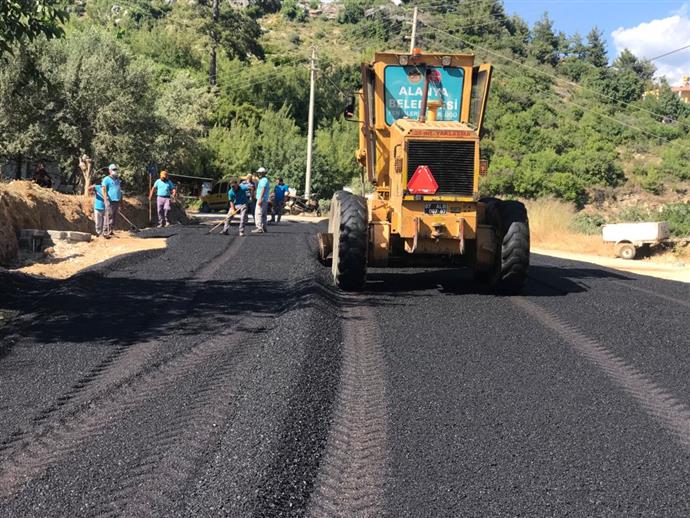 ÇIPLAKLI FATİH CADDESİ’NE SICAK ASFALT ÇIPLAKLI FATİH CADDESİ’NE SICAK ASFALT
