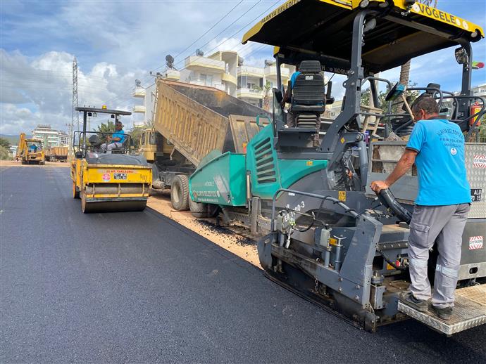 AVSALLAR KONAK CADDESİ SICAK ASFALTLA DAHA KONFORLU HALE GELİYOR AVSALLAR KONAK CADDESİ SICAK ASFALTLA DAHA KONFORLU HALE GELİYOR