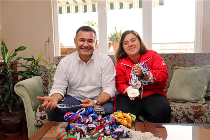 BAŞKAN YÜCEL ŞAMPİYON DİLARA’YI EVİNDE ZİYARET ETTİ BAŞKAN YÜCEL ŞAMPİYON DİLARA’YI EVİNDE ZİYARET ETTİ